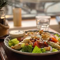 Sallad serverad i bistron