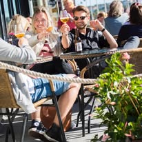 Gäster på uteserveringen